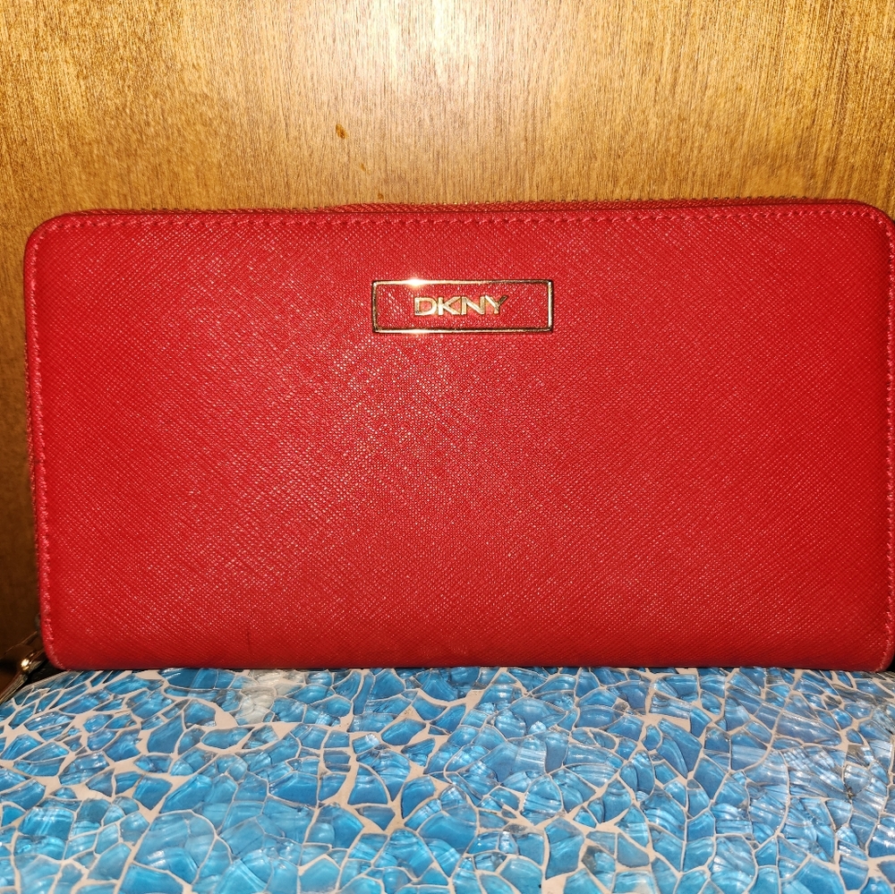 DKNY Magenta Saffiano Leather Large Side Zipper Tote and matching wallet - Picture 9 of 12